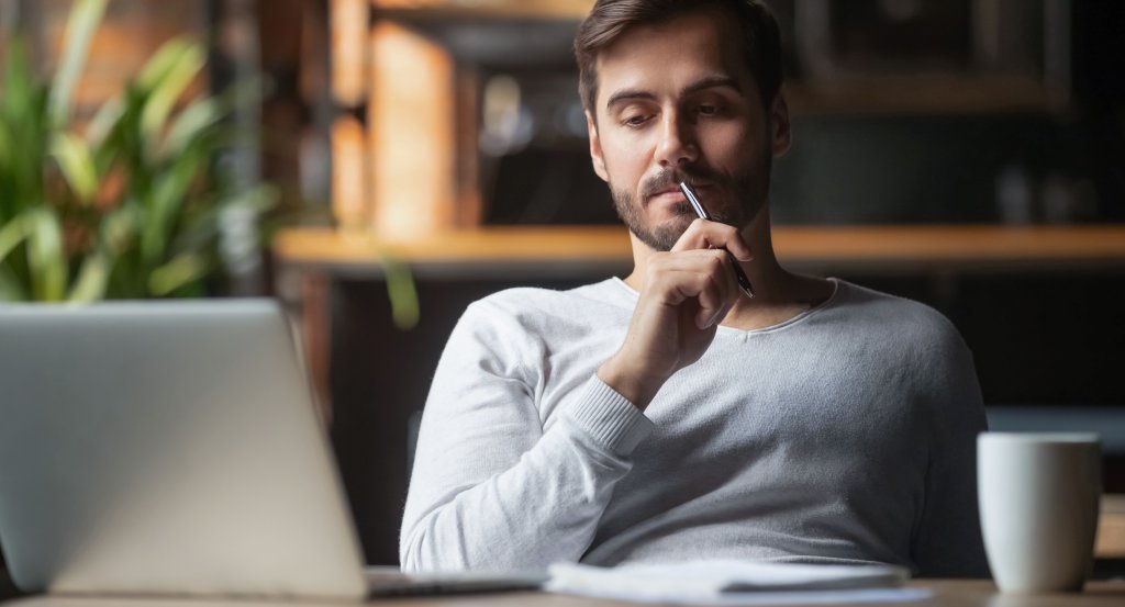 Une personne qui lit la mise en oeuvre de la GCRA en Octobre 2024